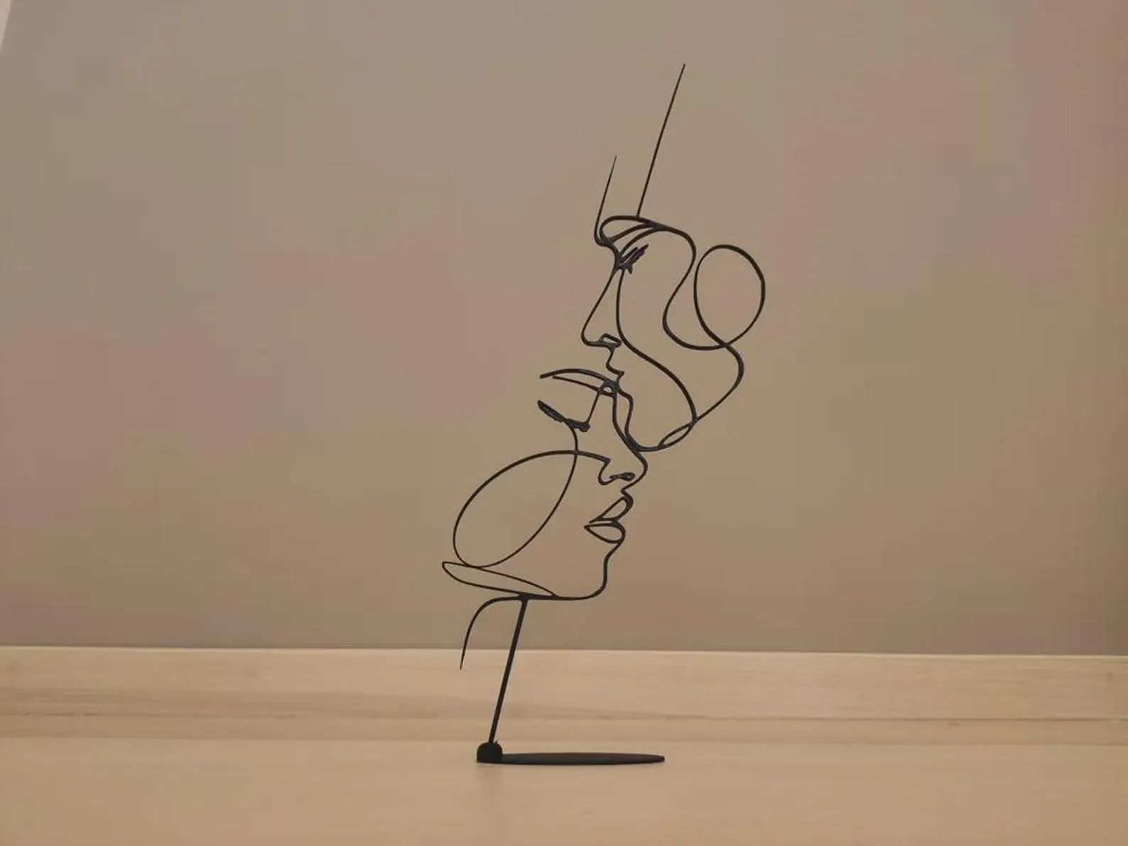 Minimal Line Art Face Sculpture (Black)